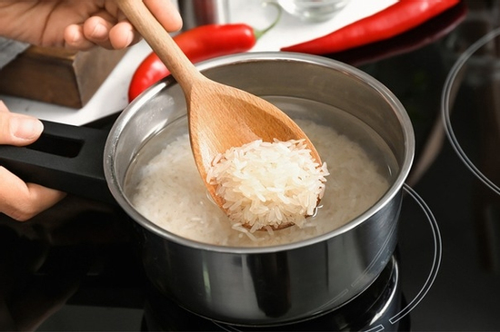 Nấu cơm bằng nước nóng hay nước lạnh ngon hơn?