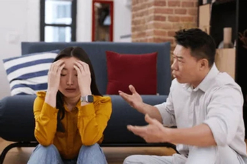 Đang ở nhờ bố vợ, chồng tôi lại lén đưa tiền cho vợ cũ mua nhà