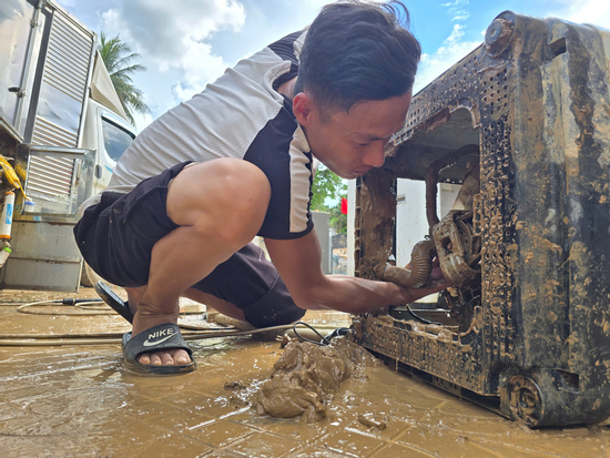 Hơn 100 kỹ thuật viên đổ về vùng lũ Nghệ An, sửa đồ miễn phí giúp bà con