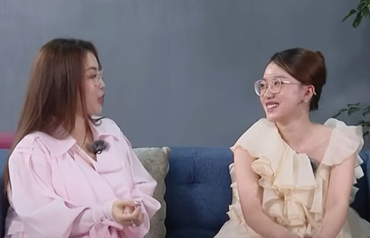 Lần đầu về ra mắt, cô gái chào bố mẹ chồng tương lai khiến cả nhà 'đứng hình'