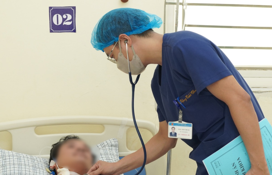 Người đàn ông trẻ suýt chết sau khi bị kiến cắn