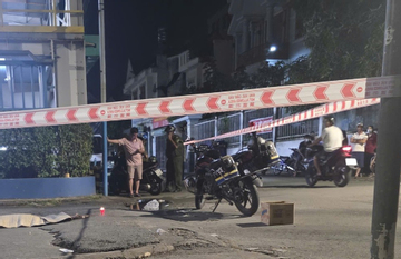 Người thân ôm bé gái khóc ngất vì bị taxi tông tử vong trong khu dân cư