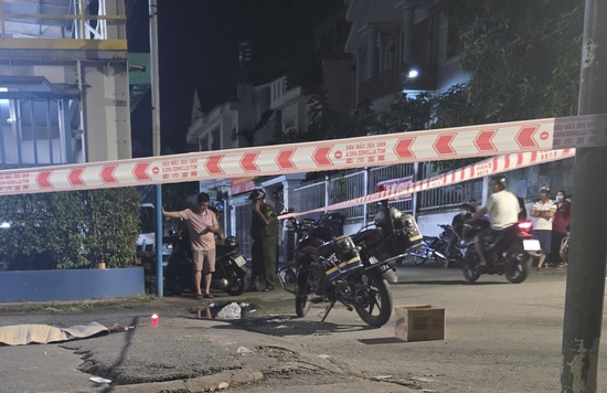 Người thân ôm bé gái khóc ngất vì bị taxi tông tử vong trong khu dân cư