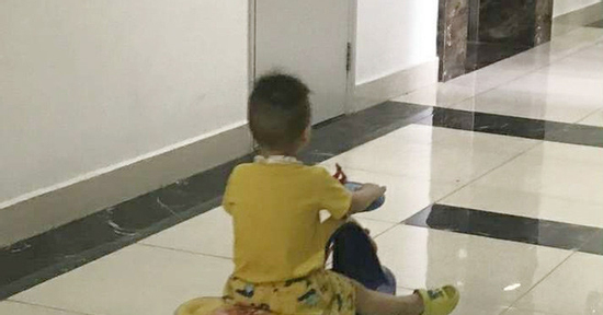 Tiếng kêu cứu ở chung cư và hành động của hàng xóm khiến người mẹ khắc ghi
