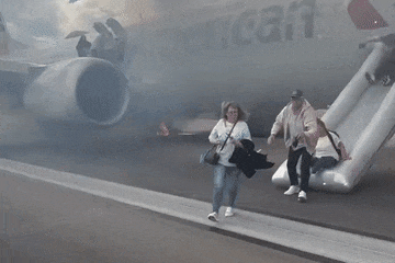 Video máy bay bất ngờ bốc cháy trước khi cất cánh, 179 người sơ tán khẩn cấp