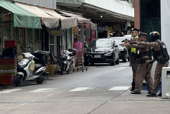 Cận cảnh sát thủ đi lại trong chợ Bangkok, xả súng giết 5 người