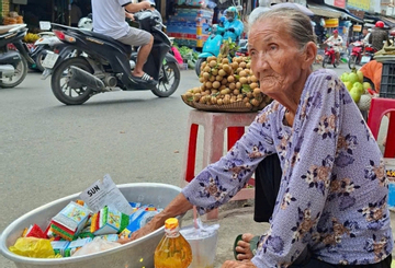 Cụ bà U90 mưu sinh dưới nắng gắt ở TP.HCM gây xôn xao, cháu trai tiết lộ sự thật