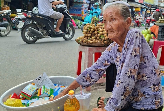 Cụ bà U90 mưu sinh dưới nắng gắt ở TP.HCM gây xôn xao, cháu trai tiết lộ sự thật