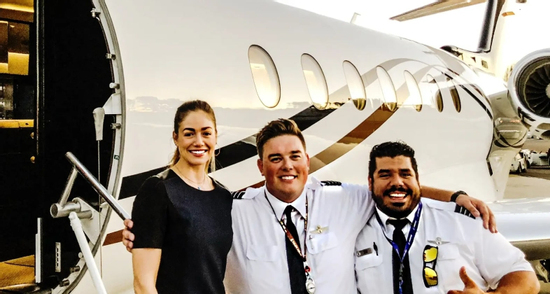 Cựu tiếp viên hàng không hé lộ bí mật về giới siêu giàu trên chuyên cơ