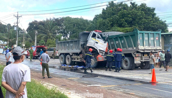 Hai xe ben đâm thẳng vào nhau, tài xế tử vong