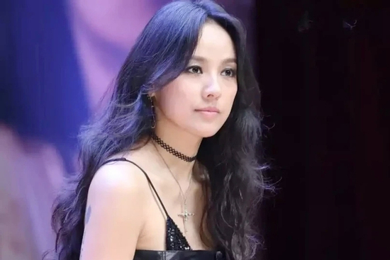 Nữ ca sĩ nổi tiếng bị thương dẫn đến biến dạng ngón tay