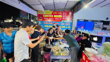 Tài sản bị lũ cuốn trôi, chủ nhà hàng vẫn nấu nghìn suất cơm miễn phí cho bà con