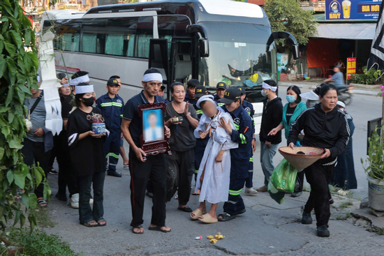 Vụ con trai bơ vơ chờ bố trên bãi biển: Đám tang nghẹn ngào nước mắt