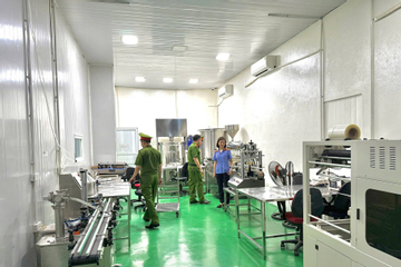 Cận cảnh xưởng sản xuất hàng giả nằm giữa khu dân cư vừa bị cảnh sát khám xét