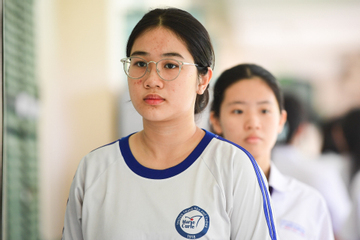 Cô giáo 25 năm dạy chuyên 'toát mồ hôi' khi giải đề thi tốt nghiệp môn Tiếng Anh