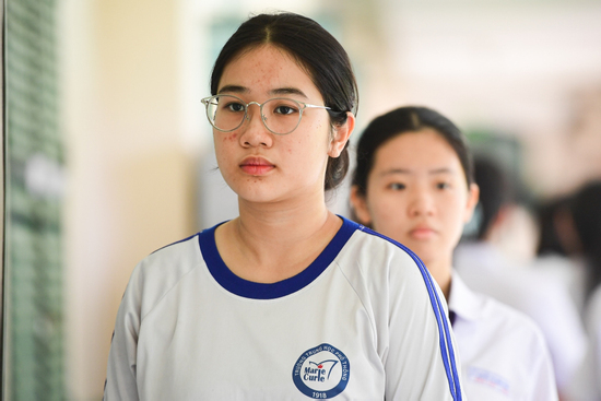 Cô giáo 25 năm dạy chuyên 'toát mồ hôi' khi giải đề thi tốt nghiệp môn Tiếng Anh