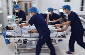Người đàn ông phải vào viện cấp cứu khi đang uống cà phê