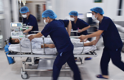 Người đàn ông phải vào viện cấp cứu khi đang uống cà phê