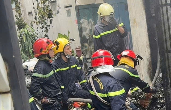 Hai người hoảng loạn cầu cứu trong căn nhà cháy