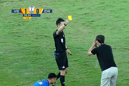 HLV Kim Sang-sik lạy trọng tài, dùng chiêu lạ 'bẫy' đối thủ nhận thẻ đỏ