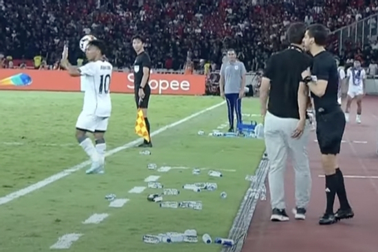 U23 Việt Nam rải chai nước ngăn đòn ném biên 'sát thủ' của U23 Indonesia?