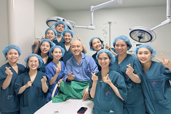 Ca sĩ Tuấn Hưng cười tươi sau ca phẫu thuật, thông báo tạm dừng ca hát