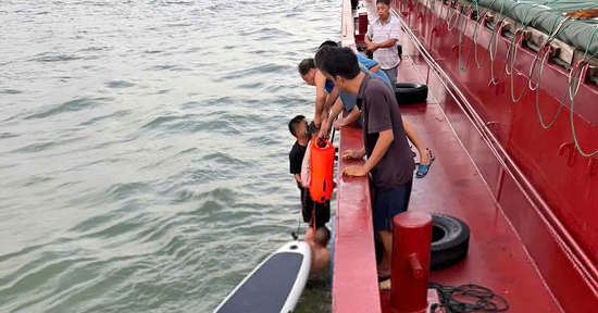 Cha và con gái 6 tuổi gặp nạn khi chèo thuyền kayak ra biển giữa đêm