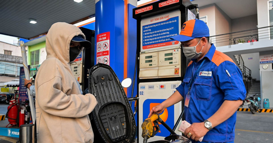Giá xăng đảo chiều tăng, RON 95 sát mốc 20.000 đồng/lít