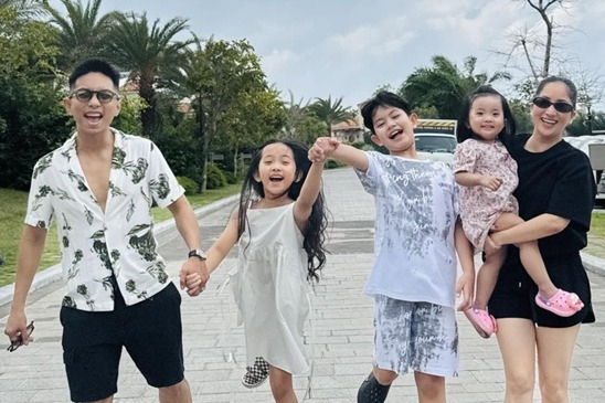 Khánh Thi - Phan Hiển đưa các con đi nghỉ hè, khán giả khen 'cả nhà đẹp như tranh'