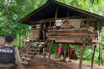 Cậu bé sống cùng bầy chó, 8 tuổi không biết nói tiếng người