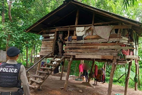 Cậu bé sống cùng bầy chó, 8 tuổi không biết nói tiếng người