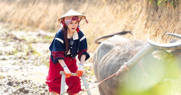Rũ bỏ hình ảnh tiểu thư, ái nữ nhà đại gia thủy sản nếm trải cảm giác đào sắn, bẻ măng, cày ruộng