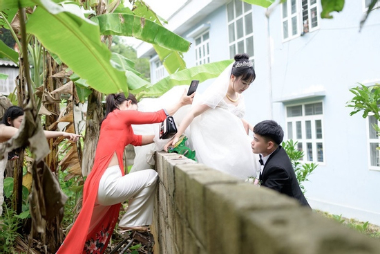 Cô dâu ở Lạng Sơn trèo tường về nhà chồng, phía sau là câu chuyện bất ngờ