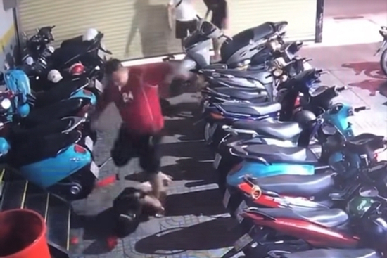 Công an xác minh clip người đàn ông đánh đập tàn nhẫn 2 thiếu niên ở TP.HCM