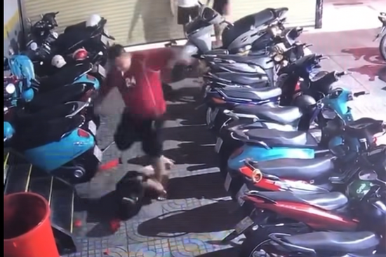 Danh tính người đàn ông mặc áo đỏ hành hung dã man 2 thiếu niên