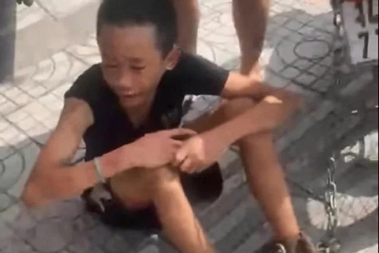 Phẫn nộ hình ảnh bé trai bị bố xích chân kéo lê trên đường phố Hải Phòng