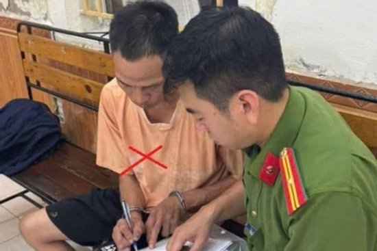 Tạm giữ ông bố buộc xích, kéo lê con trên phố Hải Phòng