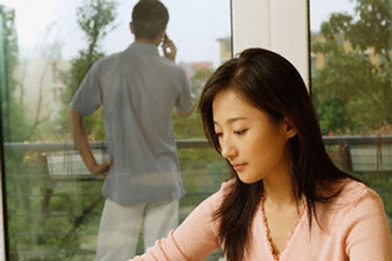 Biết vợ có tiền riêng, chồng âm thầm gửi tiền hàng tháng cho mẹ đẻ... giữ hộ