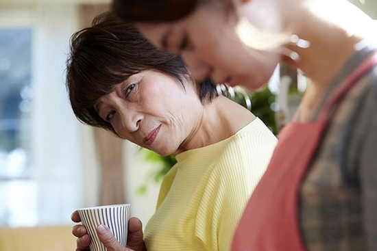 Chồng đi làm ăn xa, tôi khổ sở nuôi 2 con trong quan niệm 'quái lạ' của mẹ chồng