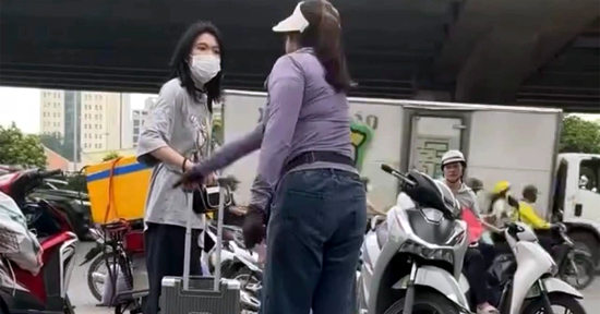 Danh tính nữ chủ quán trà đá đuổi cô gái đứng chờ xe trên vỉa hè Hà Nội