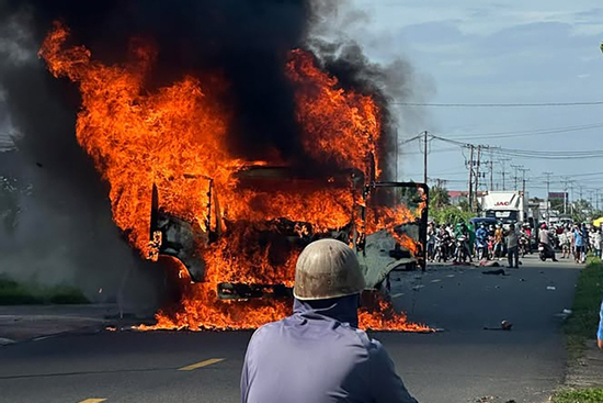 Hiện trường vụ tai nạn khiến 2 vợ chồng tử vong tại chỗ, xe tải cháy trơ khung