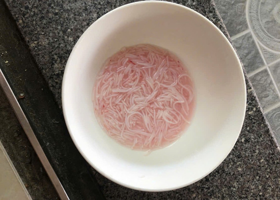 Hộ dân lo lắng khi bún mua từ hàng quen chuyển thành màu đỏ
