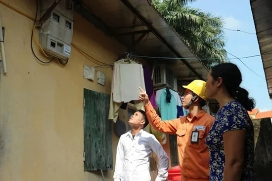 Hóa đơn tiền điện tăng mạnh giữa mùa hè: Sử dụng thế nào cho tiết kiệm?