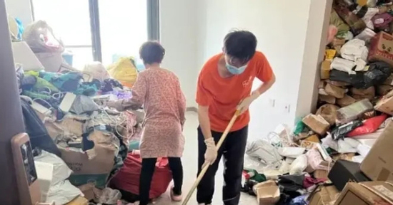 Người phụ nữ U70 chi 7 tỷ đồng mua đồ online chất kín nhà