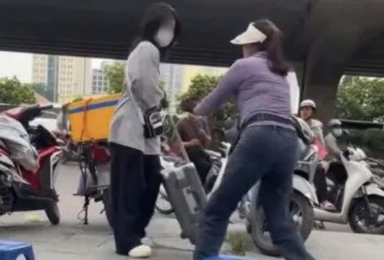 Vụ bà bán trà đá đuổi cô gái khỏi vỉa hè: Không thể có chuyện vỉa hè là “của riêng” của ai!
