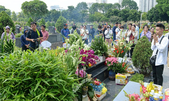 Xúc động dòng người viếng mộ cố Tổng Bí thư Nguyễn Phú Trọng