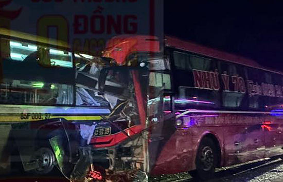 2 xe khách tông trên cao tốc Vĩnh Hảo-Phan Thiết, nhiều người thương vong