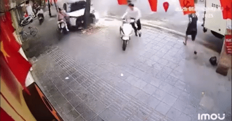Khoảnh khắc ô tô đâm gốc cây, nữ tài xế bất tỉnh trên phố Trần Đại Nghĩa