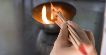 Khung giờ đẹp thắp hương Rằm tháng 6 âm lịch 2025 và 3 thứ không nên đặt trên bàn thờ ngày Rằm để đón tài lộc về nhà