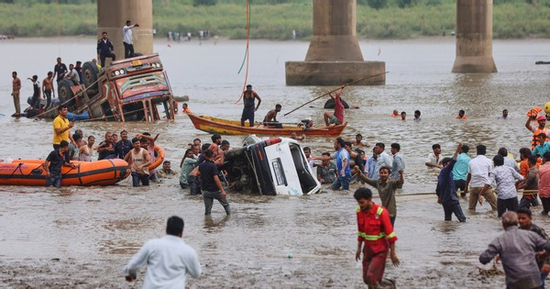 Sập cầu ở Ấn Độ, hàng loạt xe rơi xuống sông, nhiều người chết